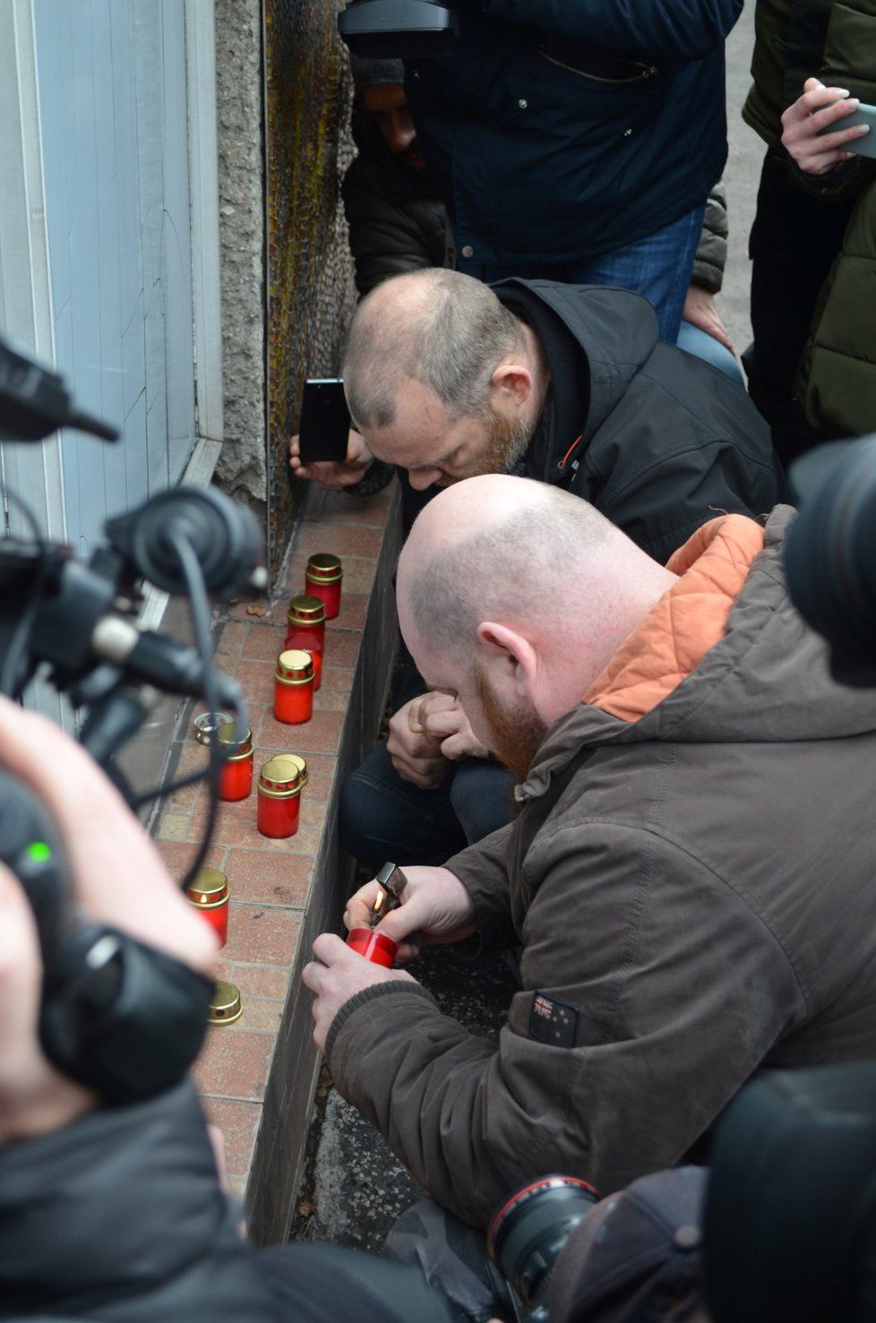 Horníci zapalují svíčky za 13 kolegů, kteří zemřeli ve čtvrtek 20. prosince po výbuchu metanu na dole ČSM ve Stonavě