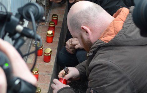 Horníci zapalují svíčky za 13 kolegů, kteří zemřeli ve čtvrtek 20. prosince po výbuchu metanu na dole ČSM ve Stonavě.
