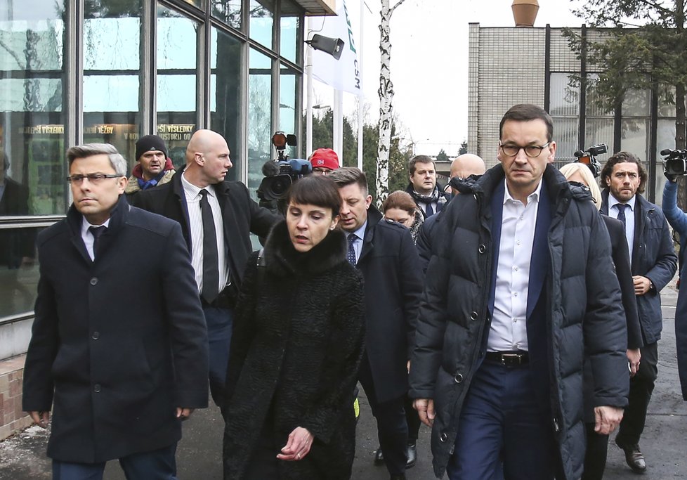 Polský premiér Mateusz Morawiecki (vpravo) navštívil 21. prosince 2018 důl ČSM na Karvinsku, kde předešlého dne při výbuchu metanu zahynulo třináct horníků, z toho jedenáct Poláků. Vlevo na snímku je výkonný ředitel OKD Boleslav Kowalczyk