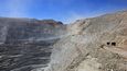 Chuquicamata Mine: Druhý největší povrchový měděný důl najdeme v poušti Atacama v jihoamerickém Chile. Důl Chuquicamata se nachází v nadmořské výšce zhruba tří kilometrů severně od Calamy, centra provincie El Loa a jednoho z nejsušších míst na Zemi. Přípravy na průmyslovou těžbu zde započaly v roce 1882 a první měď se vytěžila v roce 1915. Od té doby důl narostl do dnešních obrovitánských rozměrů – jáma je více než čtyři kilometry dlouhá, tři kilometry široká a kilometr hluboká.