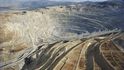 Bingham Canyon Mine: Měděný důl Bingham Canyon v americkém Utahu je nejhlubším povrchovým dolem světa. Důl se nachází v pohoří Oquirrh v nadmořské výšce zhruba 1450 metrů, asi třicet kilometrů jihozápadně od Salt Lake City. Kaňon osídlili v polovině devatenáctého století mormoni, ale těžba nerostů neměla v církvi podporu, neboť se její představitelé báli, že přivede do Utahu mnoho lidí jiného vyznání. Obavy se potvrdily – když v druhé polovině století těžba přece jen začala, West Mountain Mining District se rychle stal sociálně nejpestřejší společností v celém státě. Od svého založení vyprodukoval Bingham Canyon přes devatenáct milionů tun mědi. V současnosti je důl dvanáct set metrů hluboký a čtyři kilometry dlouhý.