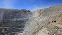 Chuquicamata Mine: Druhý největší povrchový měděný důl najdeme v poušti Atacama v jihoamerickém Chile. Důl Chuquicamata se nachází v nadmořské výšce zhruba tří kilometrů severně od Calamy, centra provincie El Loa a jednoho z nejsušších míst na Zemi. Přípravy na průmyslovou těžbu zde započaly v roce 1882 a první měď se vytěžila v roce 1915. Od té doby důl narostl do dnešních obrovitánských rozměrů – jáma je více než čtyři kilometry dlouhá, tři kilometry široká a kilometr hluboká.