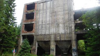 Betonový kolos v Krušných horách. Podívejte se na ruiny nacistické továrny
