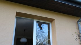 Zloděj se do chalupy dostal oknem. Ilustrační foto.