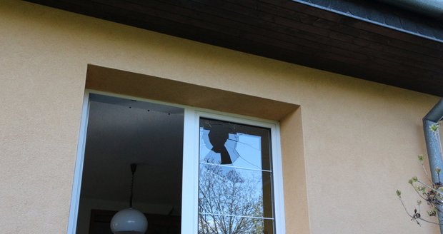 Zloděj se do chalupy dostal oknem. Ilustrační foto.