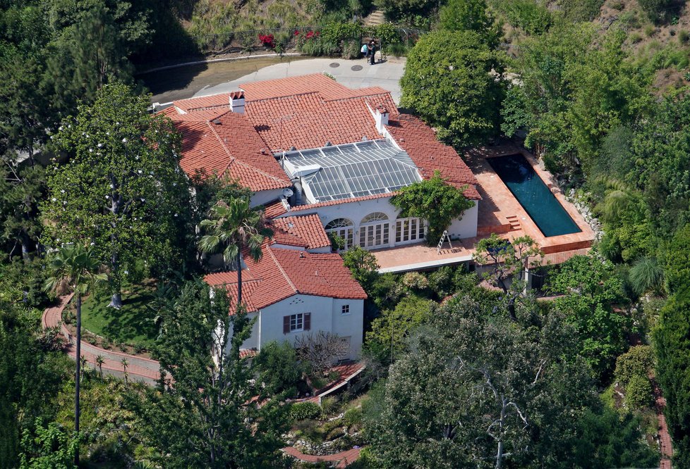 Letecký pohled na dům, který se herečka snaží prodat za každou cenu. Třeba i se ztrátou.