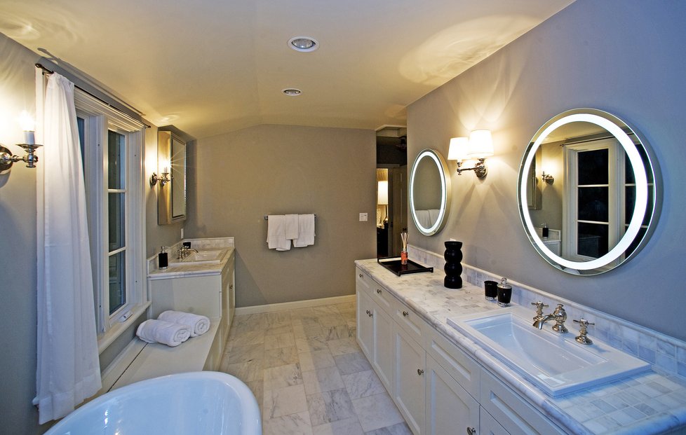 Luxusní koupelna nabízí dostatek prostoru pro ranní hygienu celé rodiny.