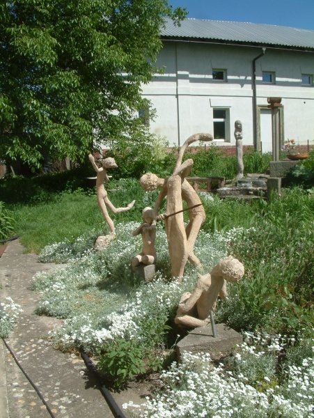 Podivuhodné sochy můžete objevit i v zahradě za domem...