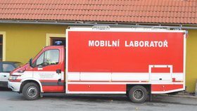 Na místo nálezu v Rožné si hasiči přivezli i mobilní laboratoř