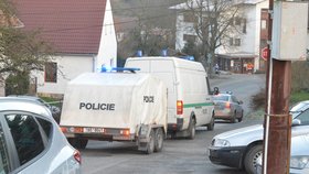 Kolona policejních vozidel odváží z Rožné nalezenou munici