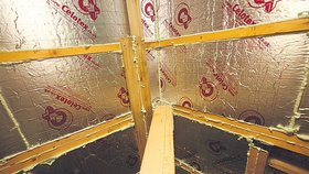 Střecha: Je obložená tepelně-izolačním materiálem