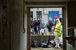 Dům hrůzy v Plzni u zimního stadionu začali majitelé za asistence policie a strážníků vyklízet.