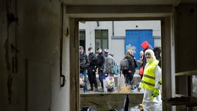 Dům hrůzy v Plzni u zimního stadionu začali majitelé za asistence policie a strážníků vyklízet.