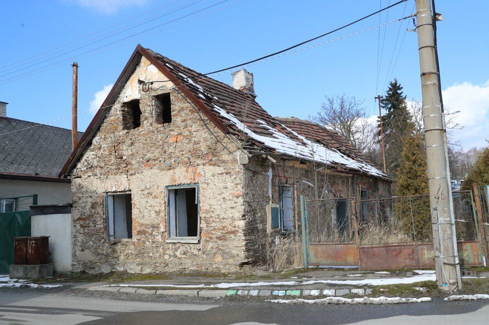 Dům v Miličíně nemá vlastníka a hyzdí okolí. Starosta Jiří Zíka je z toho zoufalý, dělat nic nemůže.