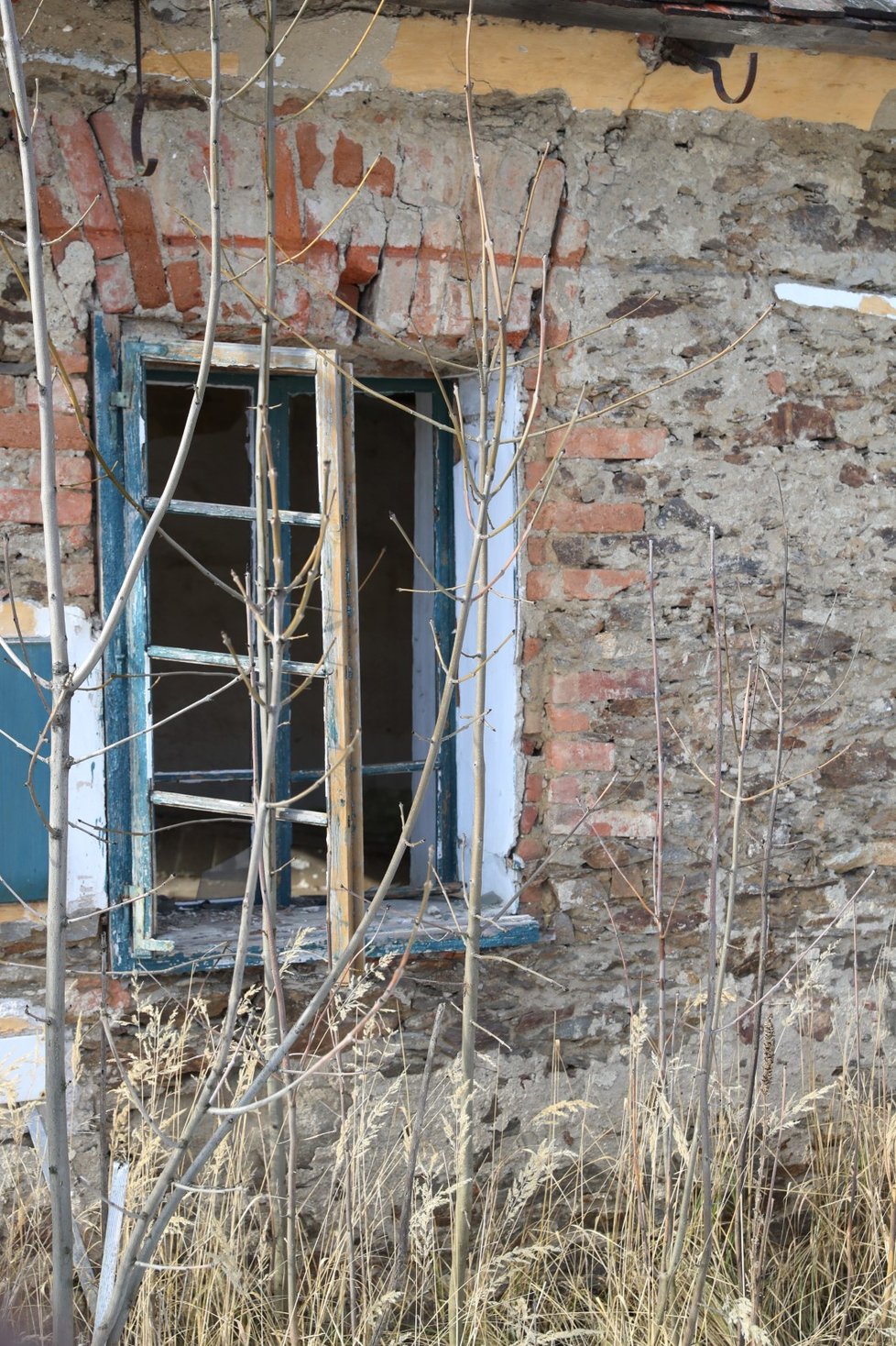 Dům v Miličíně nemá vlastníka a hyzdí okolí. Starosta Jiří Zíka je z toho zoufalý, dělat nic nemůže.