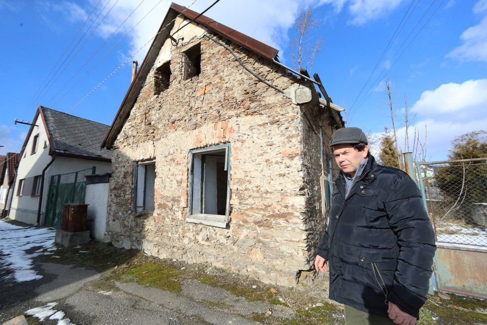 Dům v Miličíně nemá vlastníka a hyzdí okolí. Starosta Jiří Zíka je zoufalý, dělat nic nemůže.