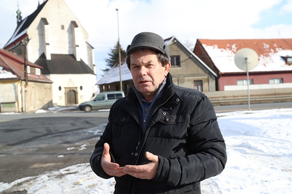 Dům v Miličíně nemá vlastníka a hyzdí okolí. Starosta Jiří Zíka je zoufalý, dělat nic nemůže.