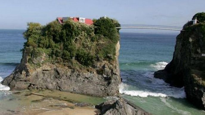 Dům na útesu v anglickém městečku Newquay Dům na útesu v anglickém městečku Newquay