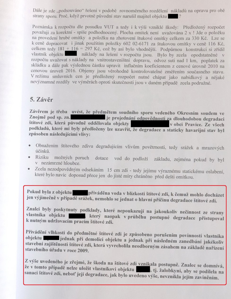 Soudní znalec Jiří Hermany ve svém statickém posudku jasně definuje, že za oslabením nosné zdi domu Petra Kohouta, může jeho tehdejší soused.