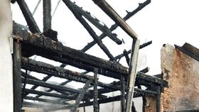 Požár rodinného domu v Kostelci nad Orlicí. Plameny vzaly invalidnímu důchodci téměř vše.
