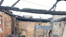 Požár rodinného domu v Kostelci nad Orlicí. Plameny vzaly invalidnímu důchodci téměř vše.