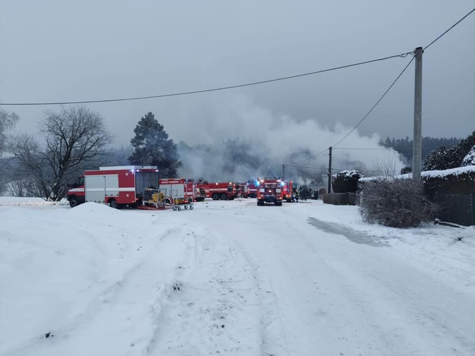 Požár rodinného domu v Kostelci nad Orlicí. Plameny vzaly invalidnímu důchodci téměř vše.