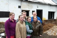 Otci, nemohoucí mámě a čtyřem dětem shořel dům: Bydlí na úřadě a netuší, co s nimi bude dál