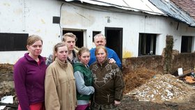 Rodina před vyhořelým domem. Otec Miloslav Šlegl se ženou Pavlínou, synem Miloslavem a dcerami Pavlínou, Kristýnou a Simonou (zleva doprava).