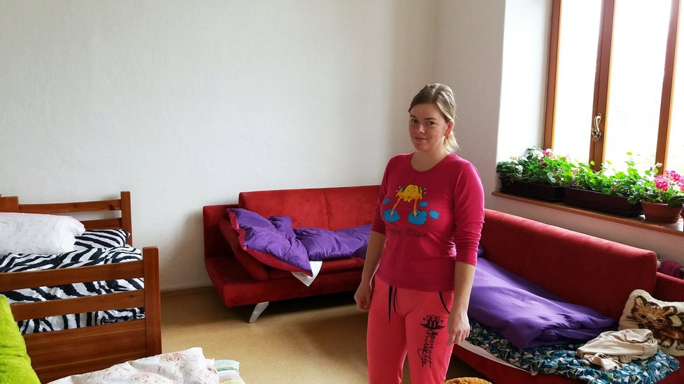 Dcera Pavlína (24) ukazuje postele a sedačku, které dostali od lidí a obecního úřadu.