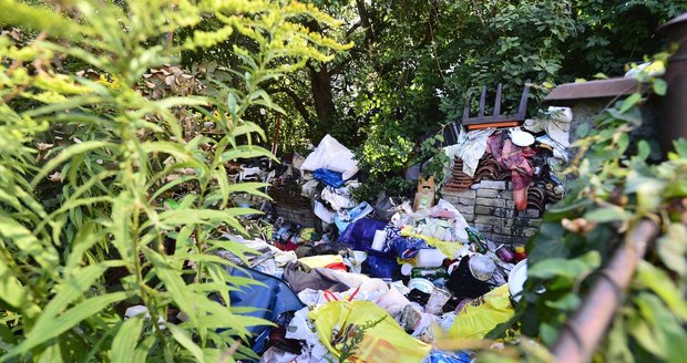 Dům hrůzy na Veleslavíně je plný odpadků a všemožného harampádí, sousedé se navíc bojí, že se brzy zřítí, jelikož je v katastrofálním stavu.