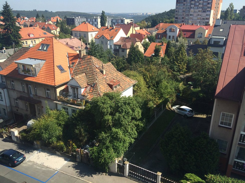 Dům hrůzy na Veleslavíně je plný odpadků a všemožného harampádí, sousedé se navíc bojí, že se brzy zřítí, jelikož je v katastrofálním stavu.