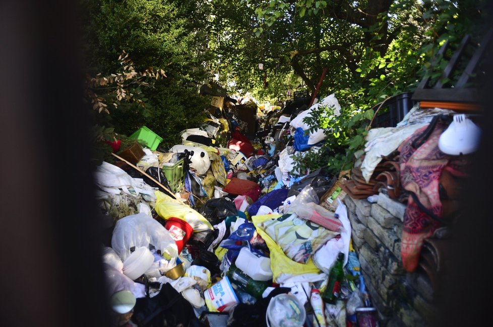 Dům hrůzy na Veleslavíně je plný odpadků a všemožného harampádí, sousedé se navíc bojí, že se brzy zřítí, jelikož je v katastrofálním stavu.