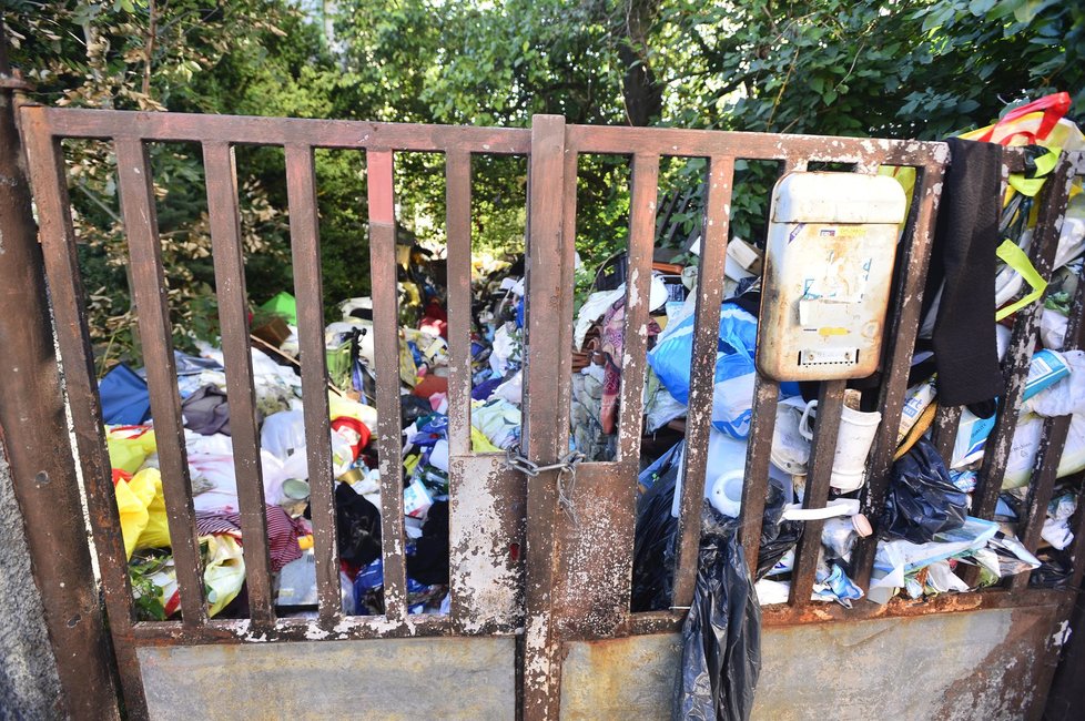 Dům hrůzy na Veleslavíně je plný odpadků a všemožného harampádí, sousedé se navíc bojí, že se brzy zřítí, jelikož je v katastrofálním stavu.