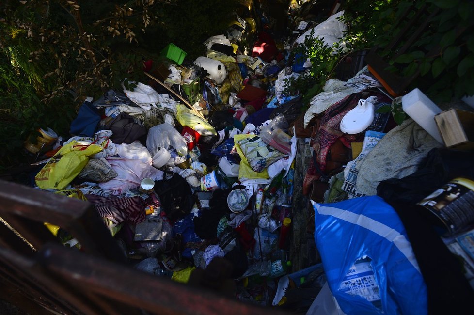 Dům hrůzy na Veleslavíně je plný odpadků a všemožného harampádí, sousedé se navíc bojí, že se brzy zřítí, jelikož je v katastrofálním stavu.