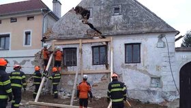 Od střechy až po základy praskl starý dům v Mešovicích u Uherčic na Znojemsku.