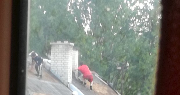 Takto Ondřej Jílek zachytil mobilem rabování ze střechy sousedního domu.