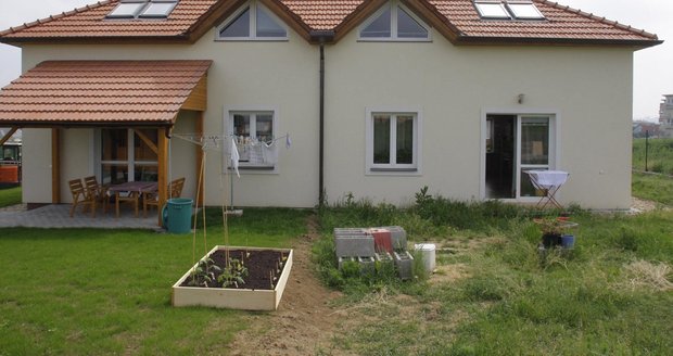 Jak lze řešit sousedské spory Sláva! Můžete se stěhovat! Duszkovi se takhle radovali asi za jedenáct měsíců.