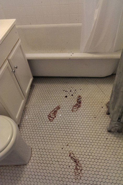 Krvavé stopy z koupelny jsou děsivé. Tady byste bydlet vážně něchtěli.