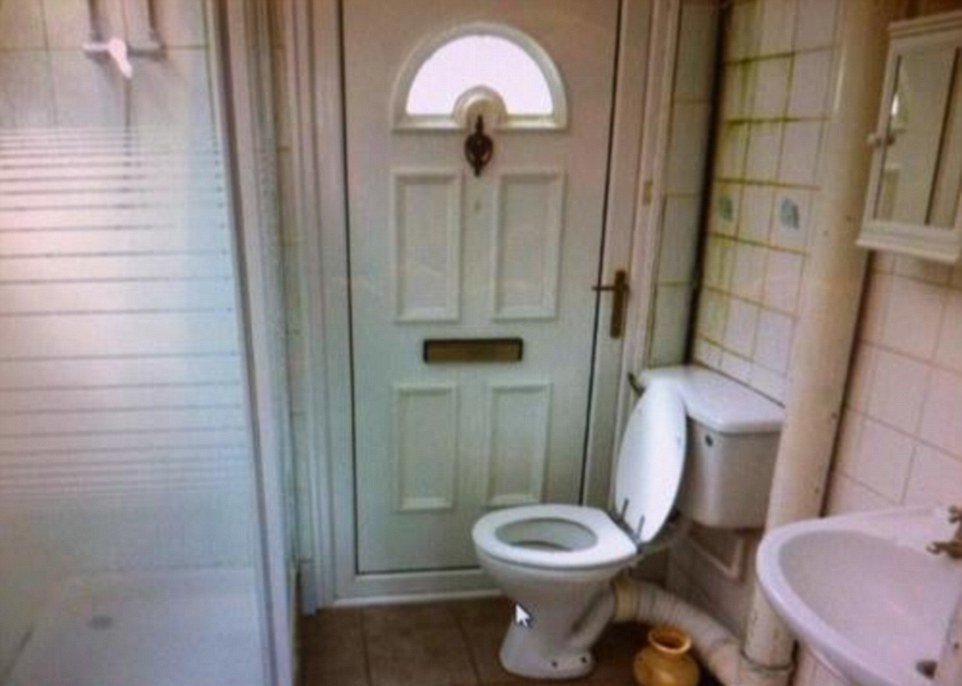 Záchod je prakticky umístěn ihned u vchodových dveří. Abyste doběhli až budete venku!