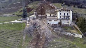 Z masivu, jenž se tyčí nad velkým rodinným domem, se ulomily kusy skály. Zdevastovaly okolní vinice a prohnaly se zdmi stavení, jako zázrakem se nikomu nic nestalo.