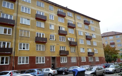 Dům v Alešově ulici v Plzni, byt přepadení stařenky je v 5. patře. Sanitka ji  odváží zraněnou do nemocnice.
