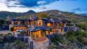 Akční hvězda Steven Seagal prodává svůj dům z přírodního kamene v arizonském Scottsdalu. Požadovaná cena nemovitosti je 3,8 milionu dolarů.