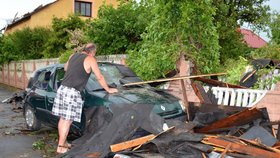 Auto měl hasič Pepa měsíc po technické. Opřený o něj jen těžko zadržoval slzy. Jak bude jezdit do práce, zatím netuší. Pojištěné ho neměl.