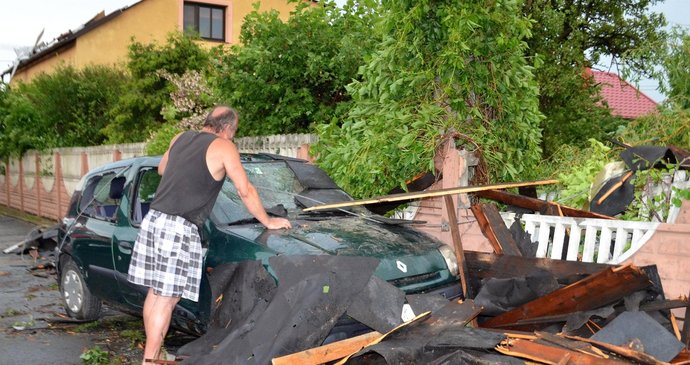 Auto měl hasič Pepa měsíc po technické. Opřený o něj jen těžko zadržoval slzy. Jak bude jezdit do práce, zatím netuší. Pojištěné ho neměl.