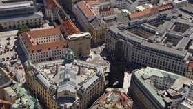 Letecký pohled na centrum Prahy: Obecní dům, Prašná brána a dům U Hybernů