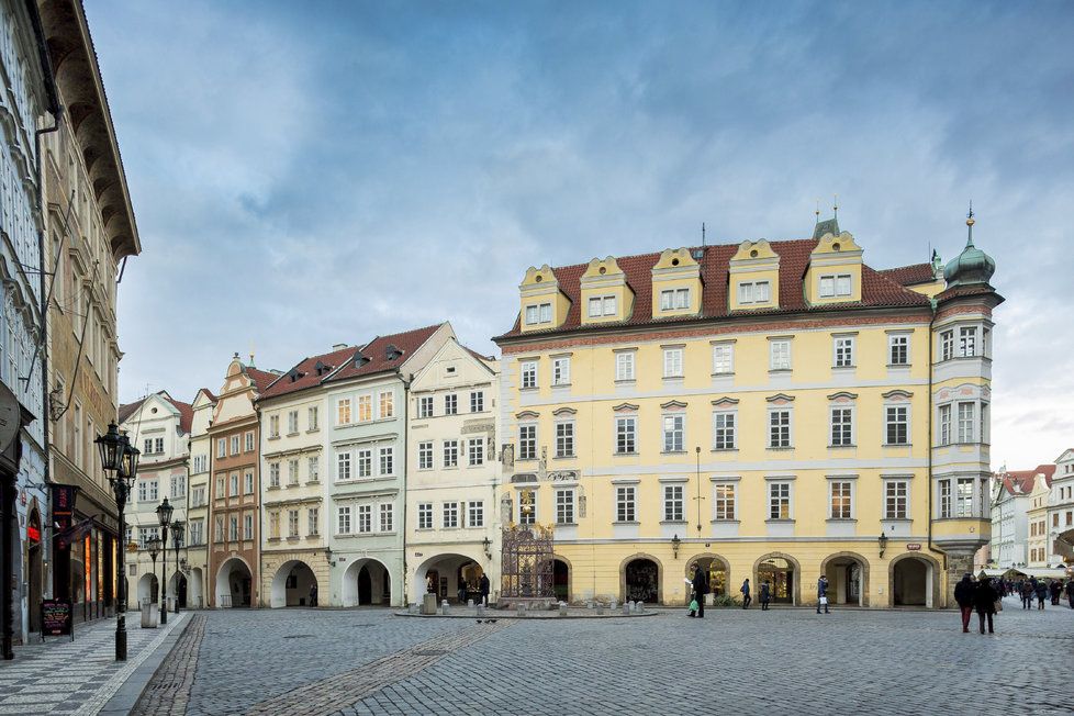 V domech, které přiléhají Staroměstské radnici, funguje Pražské kreativní centrum. Na jeho činnosti se podílí i Skautský institut.