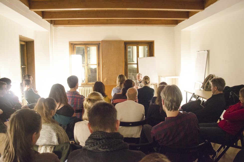 V domech, které přiléhají staroměstské radnici, funguje Pražské kreativní centrum.