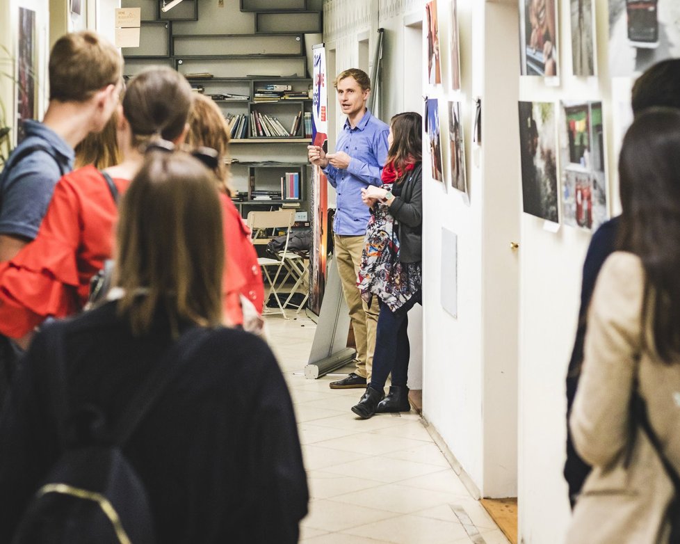 V domech, které přiléhají staroměstské radnici, funguje Pražské kreativní centrum. Na jeho činnosti se podílí i Skautský institut.