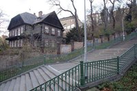 Kauza pohádkové roubenky na Zvonařce: „Praha 2 ji zbourat nechce a nikdy nechtěla,“ říká radnice
