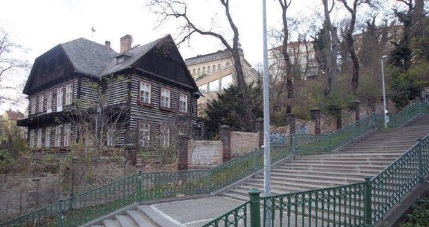 Dřevěný dům, který stojí v ulici Pod Zvonařkou, je unikátem.